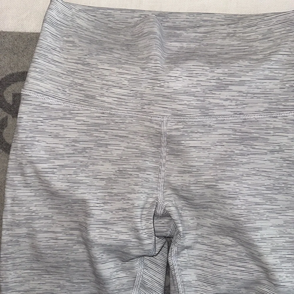 Lululemon Wunder Under Luxtreme 28, size 6 - Picture 5 of 13